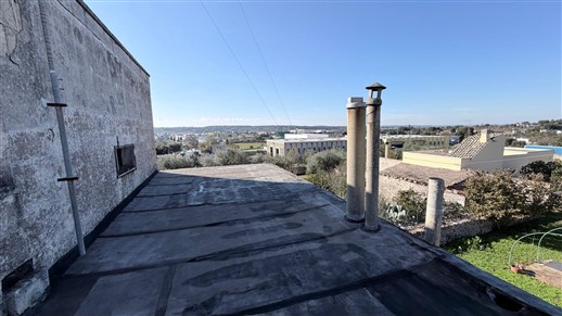 Antico Fabbricato Alle Porte di Putignano, Parzialmente In Pietra e Terreno.